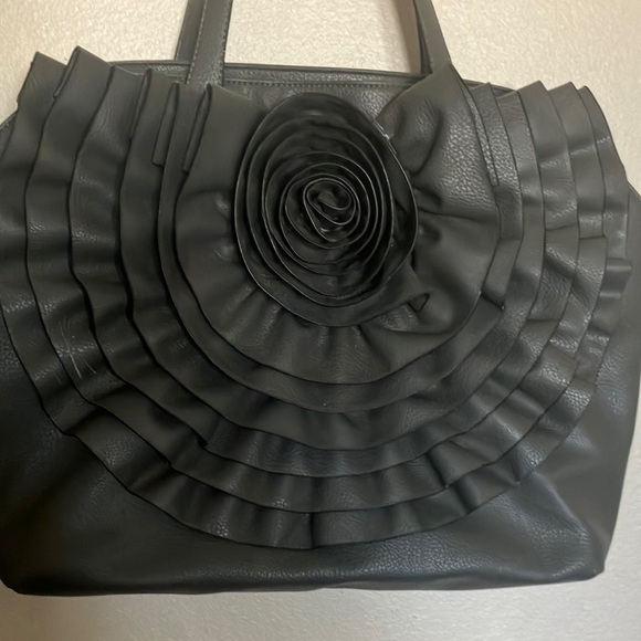 black Rivit Handbags - Big Gray Tote Bag with ruffled front‎ by Black Rivet